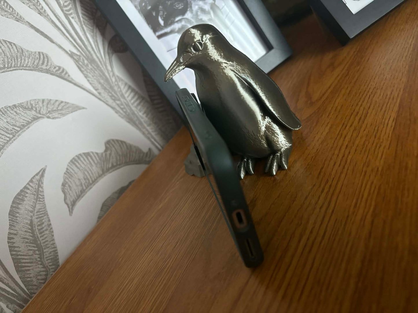 Arctic Stand – Realistic Penguin Phone Holder, 3D Printed Desk Accessory