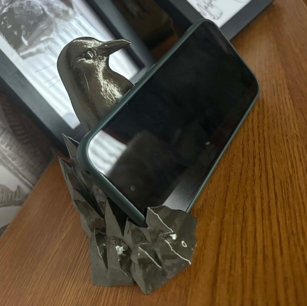 Arctic Stand – Realistic Penguin Phone Holder, 3D Printed Desk Accessory